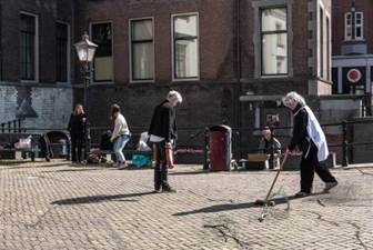 Afbeelding met gebouw, buitenshuis, schoeisel, grond
Door AI gegenereerde inhoud is mogelijk onjuist.