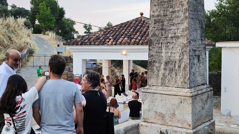 Afbeelding met buitenshuis, kleding, persoon, gebouw
Door AI gegenereerde inhoud is mogelijk onjuist.