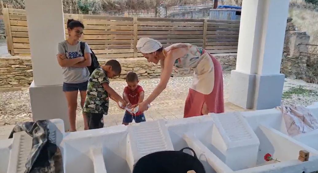 Afbeelding met kleding, persoon, buitenshuis, Container
Door AI gegenereerde inhoud is mogelijk onjuist.