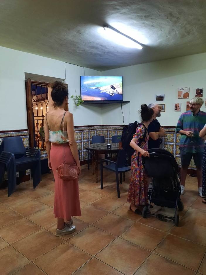 Afbeelding met kleding, schoeisel, muur, persoon
Door AI gegenereerde inhoud is mogelijk onjuist.