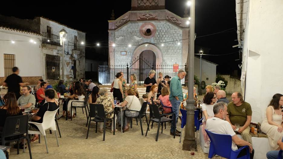 Afbeelding met kleding, vrouw, persoon, gebouw
Door AI gegenereerde inhoud is mogelijk onjuist.