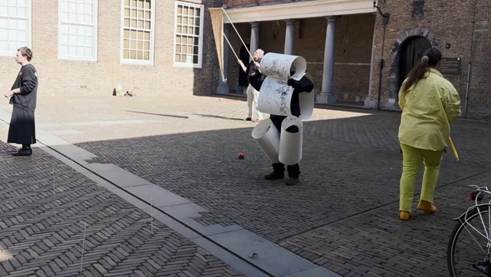 Afbeelding met gebouw, kleding, buitenshuis, schoeisel
Door AI gegenereerde inhoud is mogelijk onjuist.