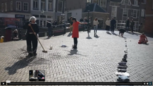 Afbeelding met buitenshuis, gebouw, schoeisel, kleding

Door AI gegenereerde inhoud is mogelijk onjuist.