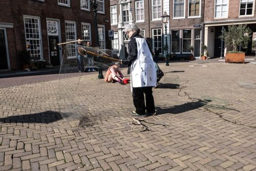 Afbeelding met buitenshuis, kleding, gebouw, schoeisel
Door AI gegenereerde inhoud is mogelijk onjuist.