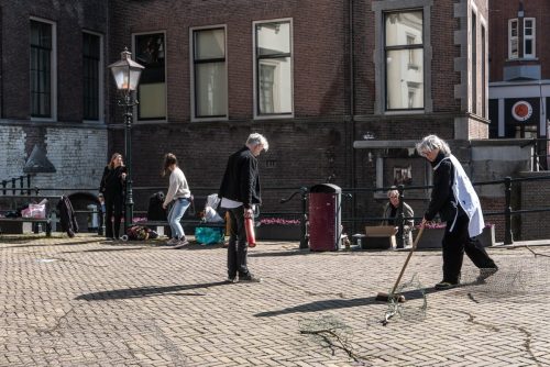 Afbeelding met gebouw, buitenshuis, schoeisel, grond
Door AI gegenereerde inhoud is mogelijk onjuist.