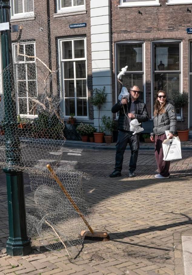 Afbeelding met gebouw, buitenshuis, kleding, schoeisel
Door AI gegenereerde inhoud is mogelijk onjuist.