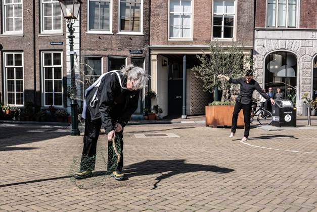 Afbeelding met gebouw, buitenshuis, schoeisel, kleding
Door AI gegenereerde inhoud is mogelijk onjuist.