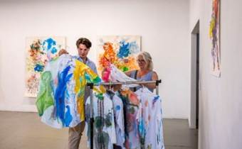 Afbeelding met kunst, muur, kleding, verven

Door AI gegenereerde inhoud is mogelijk onjuist.