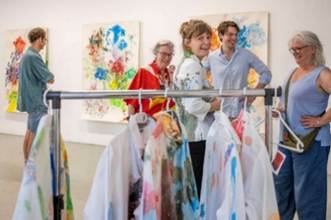 Afbeelding met kleding, persoon, muur, jurk

Door AI gegenereerde inhoud is mogelijk onjuist.