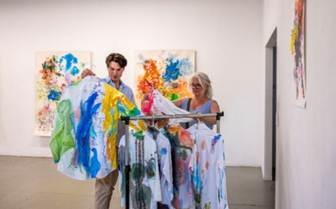 Afbeelding met kunst, muur, kleding, verven

Door AI gegenereerde inhoud is mogelijk onjuist.