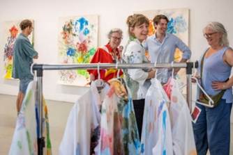 Afbeelding met kleding, persoon, muur, jurk

Door AI gegenereerde inhoud is mogelijk onjuist.
