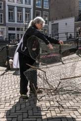 Afbeelding met kleding, gebouw, schoeisel, buitenshuis

Door AI gegenereerde inhoud is mogelijk onjuist.