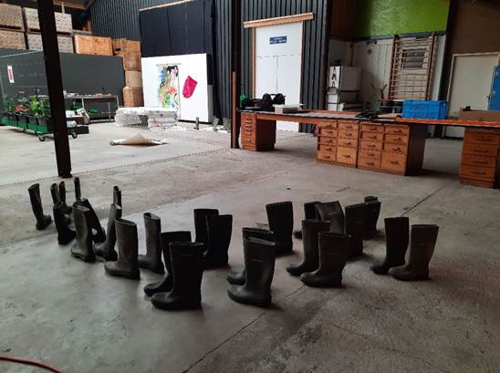 Afbeelding met grond, Container, meubels, overdekt

Door AI gegenereerde inhoud is mogelijk onjuist.