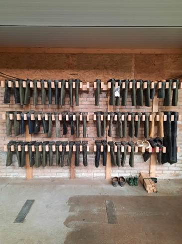 Afbeelding met schoeisel, grond, kunst, overdekt

Door AI gegenereerde inhoud is mogelijk onjuist.