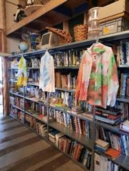 Afbeelding met sc�ne, Planken, boekenkast, overdekt

Door AI gegenereerde inhoud is mogelijk onjuist.